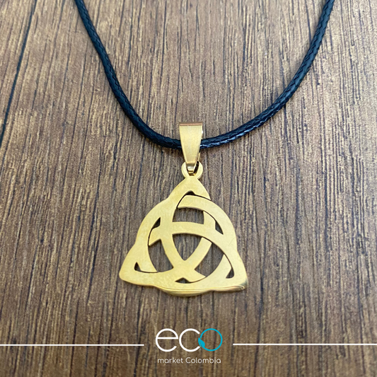Collar amuleto triqueta dorada